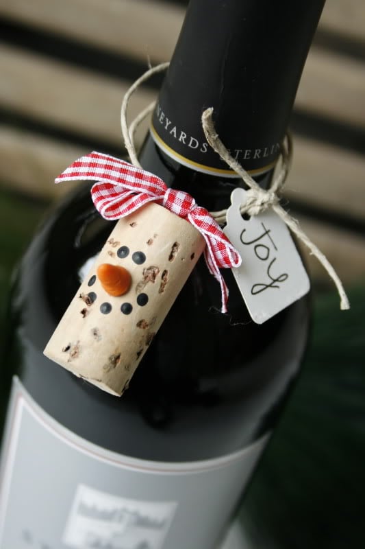 These 11 Christmas Wine Cork Crafts Are DIYs You Don't Wanna Miss! From decor to gift labels, who knew cork screws were so useful?