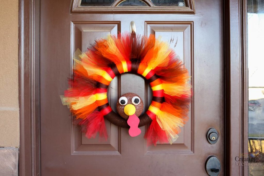These 22 Thanksgiving Decor DIYs Are So ADORABLE! I love the centerpieces and door hangings!