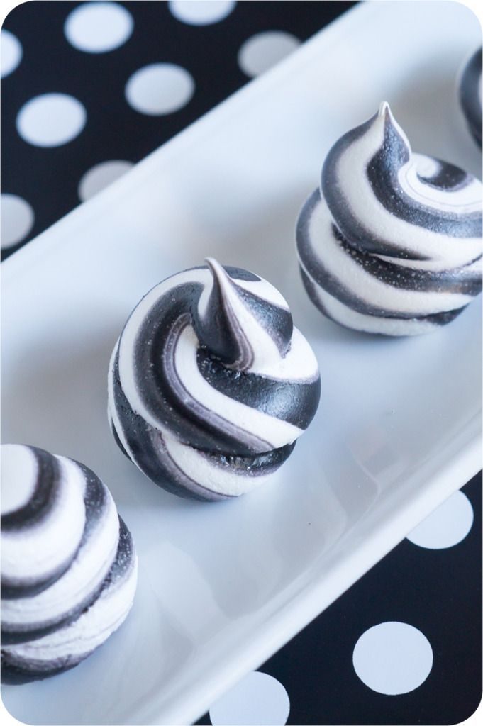 Black and White Swirl Meringue Cupcakes