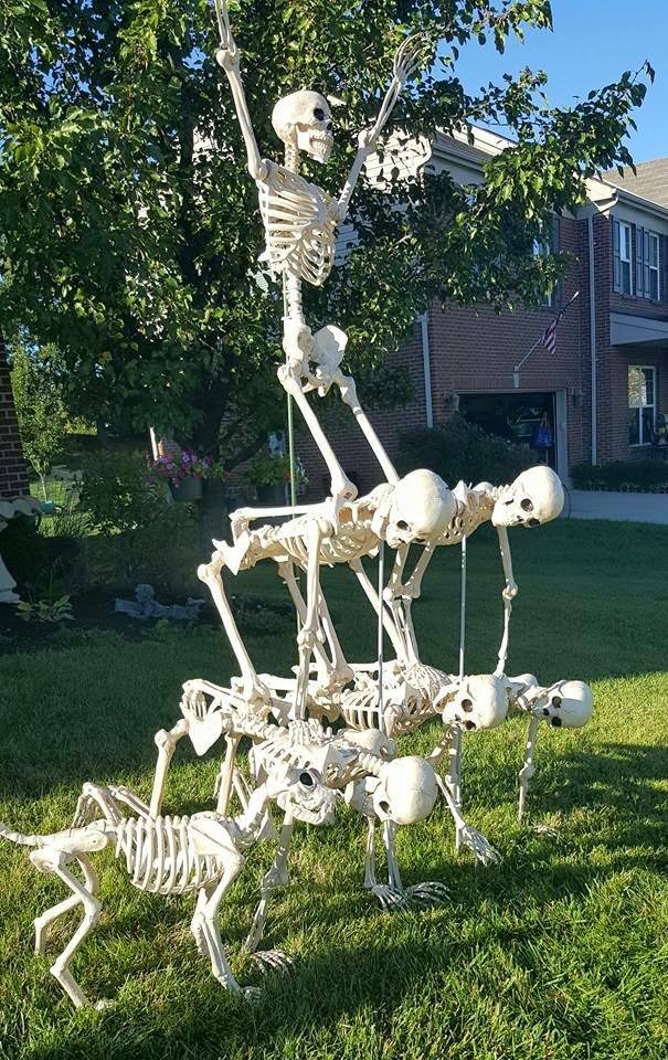 Tickle Your Funny Bone with These Halloween Skeleton Front Yard Ideas
