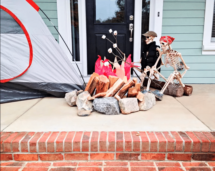 Tickle Your Funny Bone with These Halloween Skeleton Front Yard Ideas