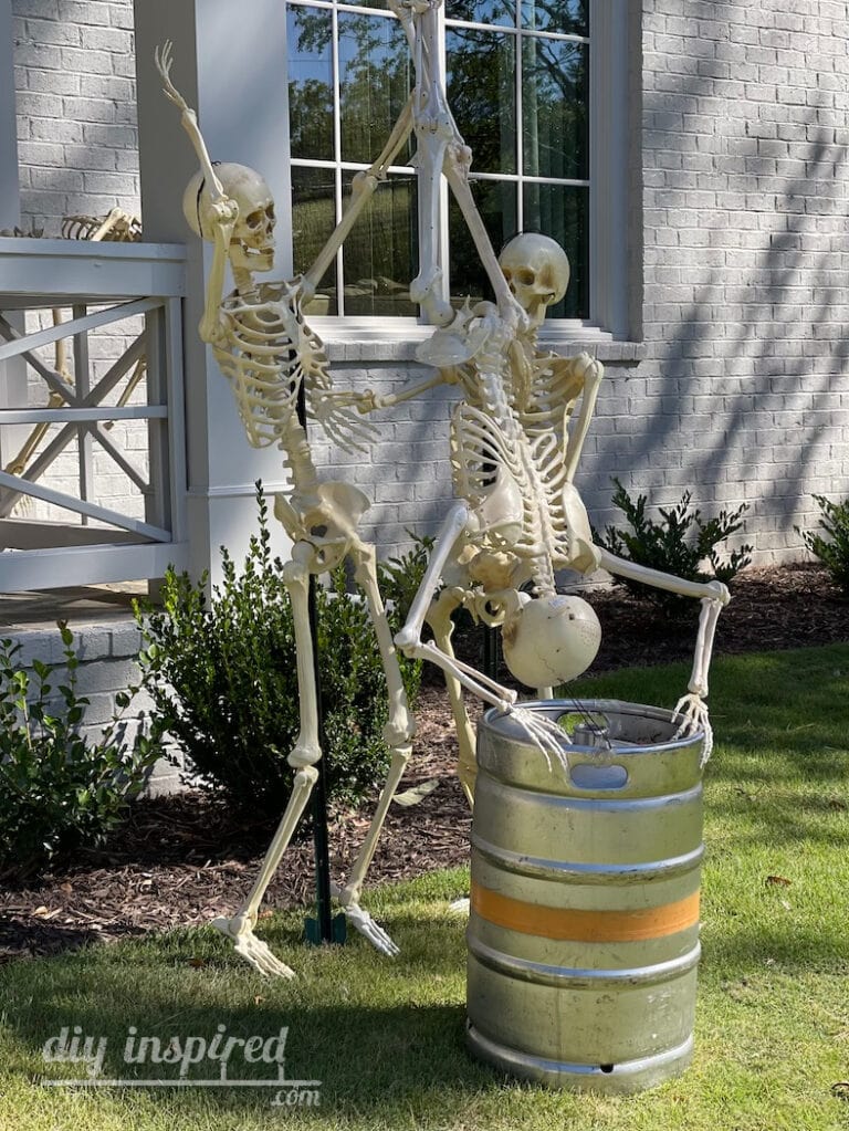 Tickle Your Funny Bone with These Halloween Skeleton Front Yard Ideas