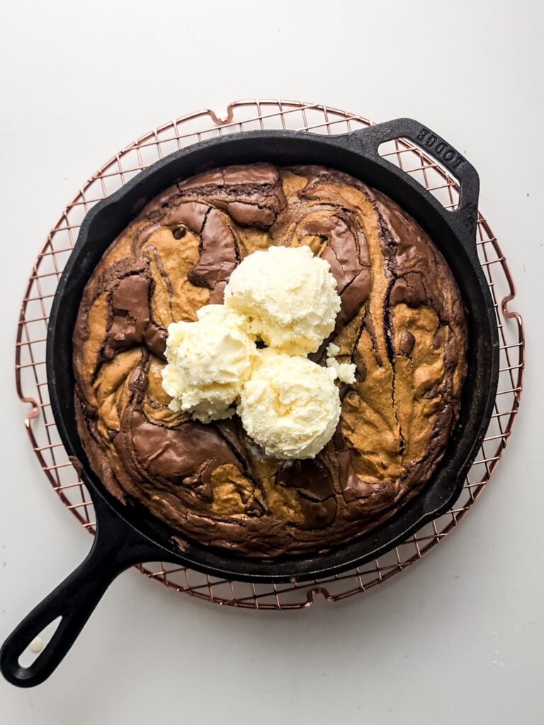 Pumpkin Brookie Skillet | Fudgy brownies meet pumpkin spice in this gooey skillet brookie—swirled with chocolate chips and bursting with cozy fall flavor!