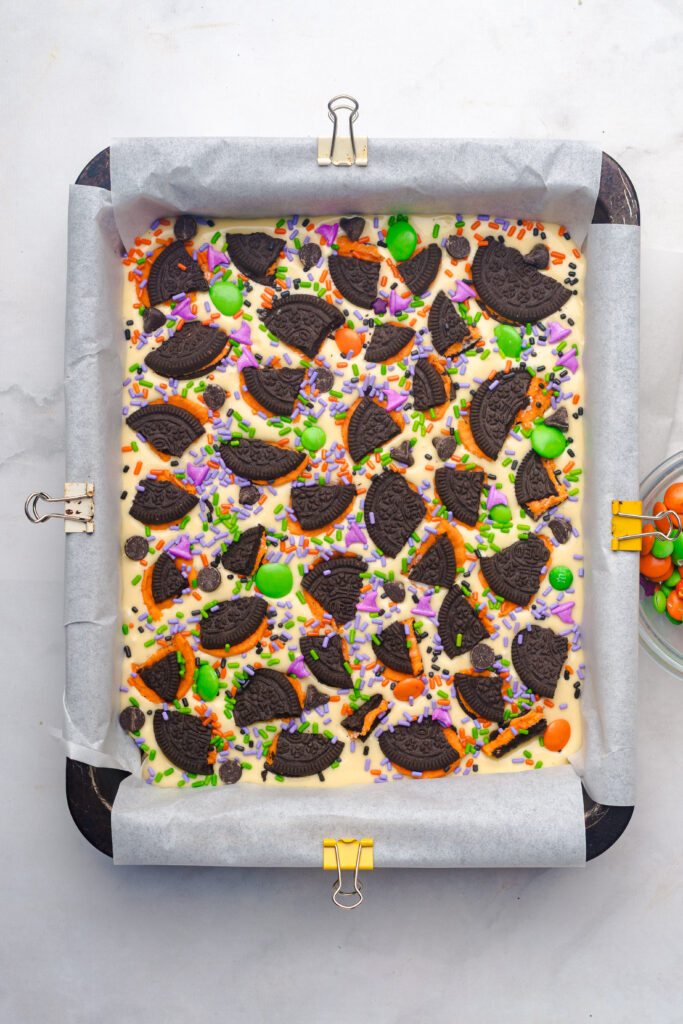 Halloween Oreo Cake Bars | If you’re looking for a frightfully fun treat that’s as easy as it is delicious, you’re in the right place. Today, I’m sharing my Spooky Halloween Oreo Cake Bars—a ghoulishly good dessert that’s perfect for parties, trick-or-treat night, or just a cozy October movie marathon. We’re talking soft, chewy cake bars packed with festive Halloween Oreos, melty chocolate chips, and topped off with colorful sprinkles and candy eyes for that extra eerie touch.